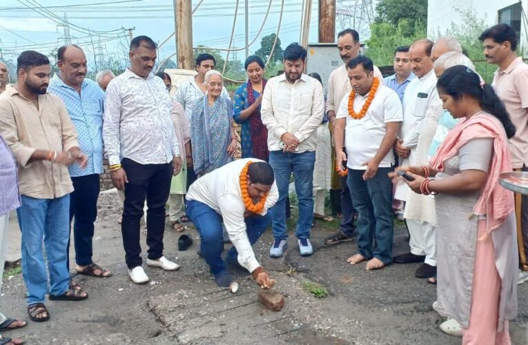 नगर पालिका परिषद शिवालिक नगर के अध्यक्ष राजीव शर्मा ने वार्ड संख्या 2 में 10 पुलियाओं एवं नाली निर्माण कार्य का किया शुभारंभ