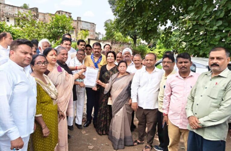 स्मार्ट मीटर लगाने के विरोध में दर्ज मुकदमे के खिलाफ कांग्रेस कार्यकर्ताओं ने रानीपुर कोतवाली का घेराव कर प्रदर्शन किया, कहा-ऊर्जा निगम बिना उपभोक्ताओं की सहमति के उनके घरों में स्मार्ट मीटर लगा रहा