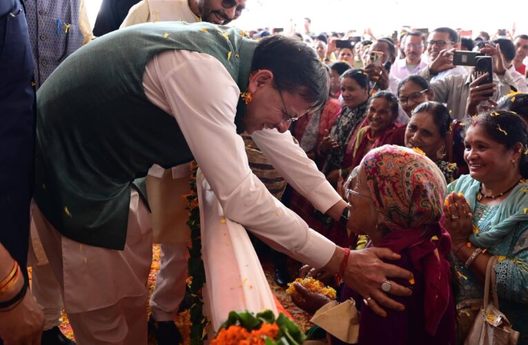 जनता की सेवा ही सरकार का धर्म, हर जरूरतमंद तक पहुंच रहा प्रशासन: मुख्यमंत्री पुष्कर सिंह धामी, जनपद चमोली में 42 हजार से अधिक महिलाएं जुड़ी स्वयं सहायता समूहों से, 25 हजार से अधिक महिलाएं बनी लखपति दीदी