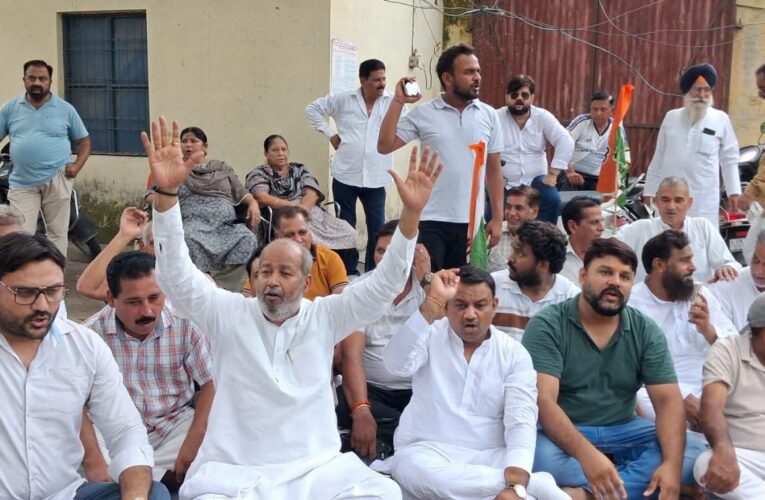 रुड़की: बिजली कटौती,स्मार्ट मीटर लगाने तथा बिजली की बढी दरों से नाराज महानगर कांग्रेस जिलाध्यक्ष के नेतृत्व में विरोध प्रदर्शन, अधिक्षण अभियंता के क्षमा मांगने पर धरना हुआ समाप्त