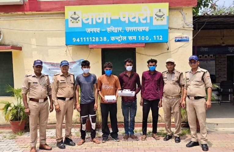 हरिद्वार: महिला से सामूहिक दुष्कर्म और लूट के मामले में पुलिस ने चार आरोपियों को गिरफ्तार कर घटना का खुलासा किया, आरोपियों के कब्जे से वारदात में प्रयुक्त तमंचा, चाकू, बाइक, लूटे गए झुमके और अन्य सामान बरामद