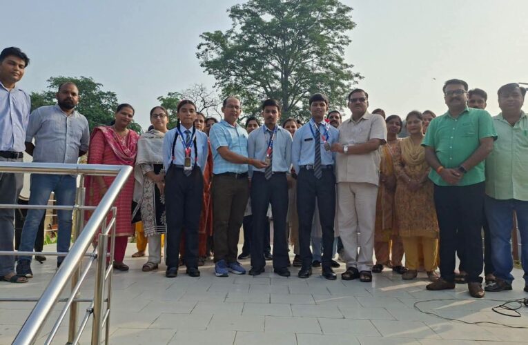 कैन्ट बोर्ड स्कूल रुड़की में 10 के मेधावी छात्र-छात्राओं को गोल्ड मेडल पहनाकर किया गया सम्मानित, प्रधानाचार्य डाॅ. नरेंद्र कुमार ने कहा-छात्र-छात्राओं को सदैव यह सिद्धांत अपनाना चाहिए कि कठिन परिश्रम ही सफलता की कुंजी