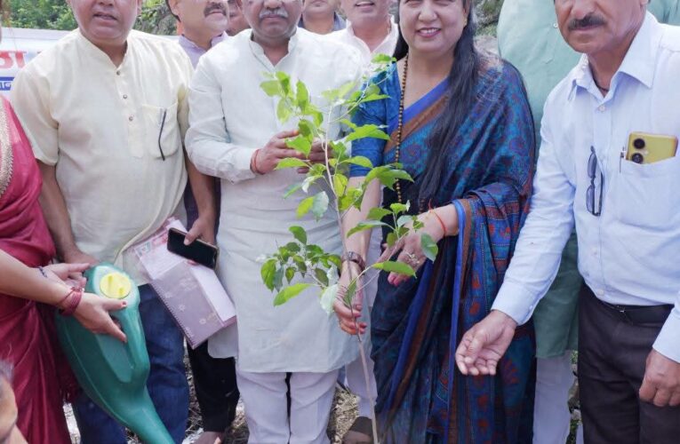 हरेला पर्व पर नीलकंठ से प्रकृति संरक्षण का संदेश, प्रभारी मंत्री मदन कौशिक ने किया पौधारोपण, नीलकंठ महादेव मंदिर में किए दर्शन-पूजन, आयुर्वेदिक चिकित्सालय का निरीक्षण कर व्यवस्थाओं का लिया जायज़ा