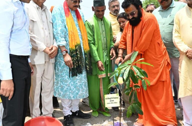 उत्तराखण्ड का लोक पर्व हरेला जनपद में हर्षोल्लास के साथ मनाया गया, वन विभाग द्वारा नगर वन देवपुर में आयोजित कार्यक्रम में मुख्य अतिथि पर्यटन मंत्री एवं जनपद प्रभारी मंत्री सतपाल महाराज ने रुद्राक्ष का पौधारोपण कर कार्यक्रम का शुभारंभ किया