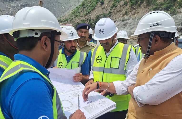 मुख्य सचिव ने किया लखवाड़ बहुउद्देशीय परियोजना का स्थलीय निरीक्षण, बैठक के दौरान मुख्य सचिव ने जल विद्युत निगम और एलएंडटी को वर्ष 2031 तक कार्य पूर्ण किए जाने के निर्देश दिए