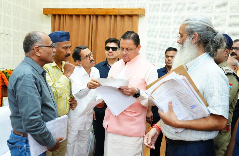 मुख्यमंत्री पुष्कर सिंह धामी ने जन समस्याओं के त्वरित एवं समयबद्ध समाधान के दिए निर्देश, मुख्यमंत्री कैंप कार्यालय स्थित मुख्य सेवक सदन में विभिन्न क्षेत्रों से आए लोगों की सुनी समस्याएं