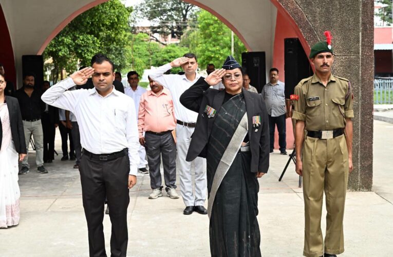 हरिद्वार: कारगिल विजय दिवस शौर्य दिवस के रूप में जनपद में हर्षौल्लास से मनाया गया, जिलाधिकारी ने कलेक्ट्रेट परिसर में कारगिल शहीद एवं शहीद सैनिकों के चित्रों पर पुष्पांजलि अर्पित कर शहीदों को नमन किया