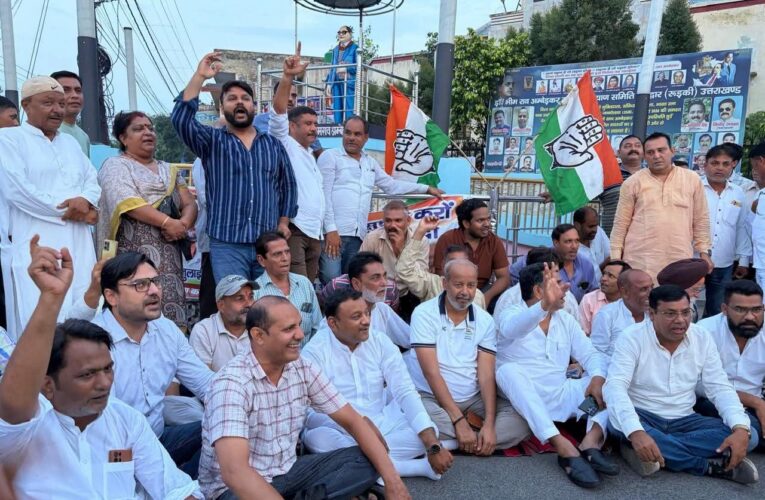 जिला कांग्रेस कमेटी रुड़की महानगर एवं ग्रामीण के तत्वावधान में छात्रों के समर्थन में अब बाबा साहेब की प्रतिमा के नीचे अनशन पर बैठे कांग्रेसी, कैंडल मार्च निकाल महात्मा गांधी की प्रतिमा पर पहुंच कर सम्पन्न हुआ, इस्तीफ़े से काम नहीं चलेगा छात्रों से माफ़ी मांगनी होगी और न्याय देना होगा: राजेंद्र चौधरी