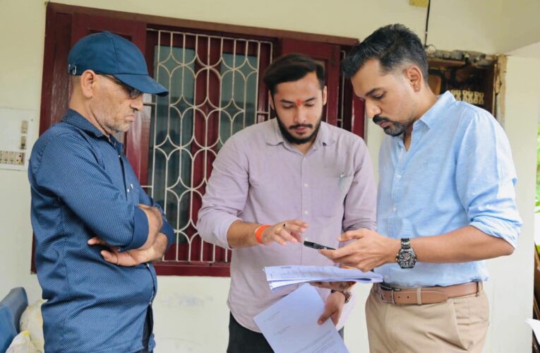 मतदाता सूची पुनरीक्षण की जमीनी पड़ताल को ग्राउंड  जीरो पर उतरे डीएम डॉ0 आशीष चौहान, अजबपुर कलां में घर-घर नोटिस वितरण प्रक्रिया का डीएम ने किया स्थलीय निरीक्षण