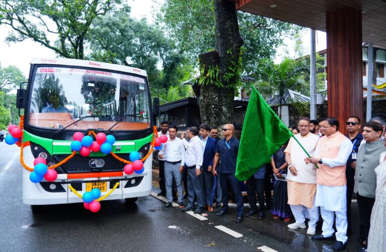 स्वच्छ, आधुनिक एवं पर्यावरण-अनुकूल परिवहन व्यवस्था के निर्माण के लिए सरकार प्रतिबद्ध : मुख्यमंत्री धामी, उत्तराखण्ड स्वच्छ गतिशीलता परिवर्तन नीति-के तहत 06 लाभार्थियों को सब्सिडी चेक किए प्रदान, 05 अन्य लाभार्थियों की सब्सिडी एवं स्वीकृति प्रक्रिया पूर्ण, मुख्यमंत्री पुष्कर सिंह धामी ने 11 स्वच्छ ईंधन आधारित वाहनों को किया फ्लैग ऑफ