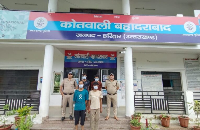 कांवड़ यात्रा के बीच माहौल बिगाड़ने की कोशिश कर रहे दिल्ली के चार युवकों को बहादराबाद पुलिस ने गिरफ्तार किया, चारों युवक रघुनाथ मॉल के पास कांवड़ियों के साथ अभद्र भाषा का प्रयोग कर उन्हें उकसा रहे थे