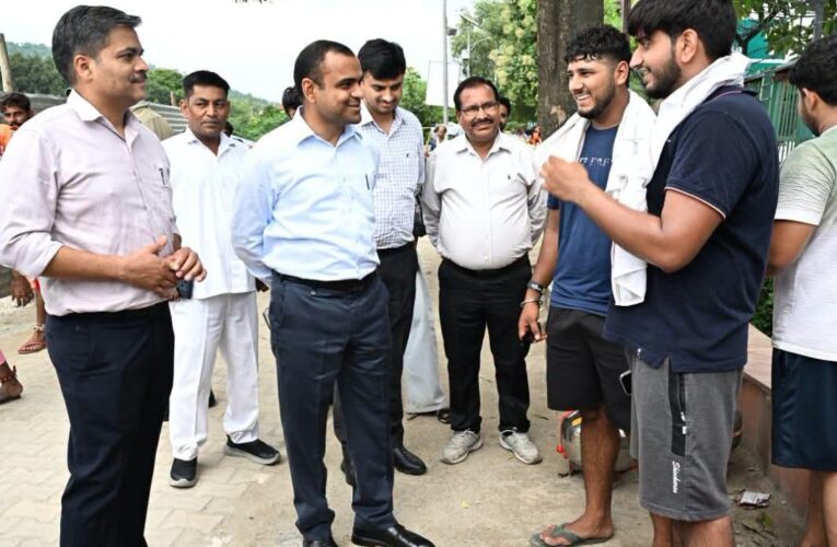 जिलाधिकारी मयूर दीक्षित ने कांवड़ पटरी मार्ग का किया निरीक्षण कर लिया व्यवस्थाओं का जायजा, निरीक्षण के दौरान जिलाधिकारी ने कांवड़ियों से बात कर उपलब्ध कराई जा रही सुविधाओं की ली जानकारी