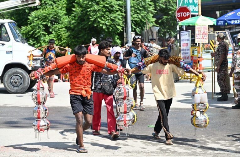 हरिद्वार: कांवड़ यात्रा में उमड़ी शिवभक्तों की भारी भीड़, कांवड़ मेले के दूसरे दिन आज 14 लाख 55 हजार शिवभक्तों ने पवित्र गंगाजल लेकर अपने गंतव्य की ओर हुए रवाना, अब तक 25 लाख 10 हजार शिवभक्त पवित्र गंगाजल लेकर अपने-अपने गंतव्य की ओर हो चुके हैं रवाना