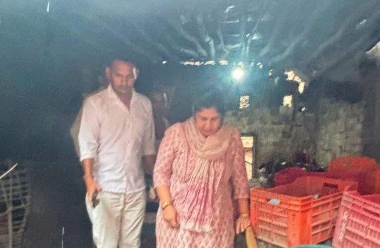 भारी बारिश से खुब्बनपुर लतीफपुर निवासी नालकू का मकान गिरा, विधायक ममता राकेश ने लिया जायजा, कहा-पीड़ित परिवार को हरसंभव मदद उपलब्ध कराई जाएगी