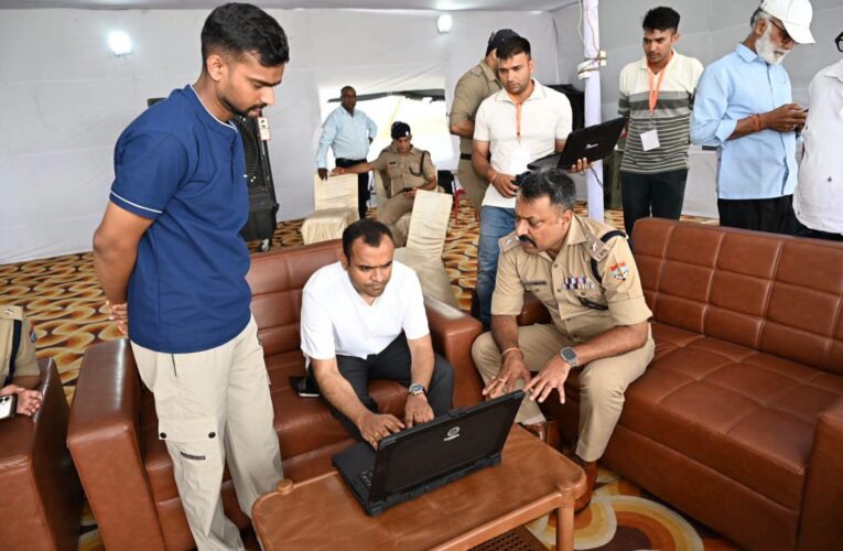 डीएम मयूर दीक्षित एवं एसएसपी नवनीत सिंह भुल्लर ने बैरागी कैंप पार्किंग एवं कंट्रोल रूम का निरीक्षण कर व्यवस्थाओं का लिया जायजा, जिलाधिकारी ने बैरागी कैंप पार्किंग स्थल पर कांवड़ियों के लिए पानी, बिजली, मेडिकल, शौचालय एवं पार्किंग सहित सभी मूलभूत सुविधाएं दुरुस्त रखने के दिए निर्देश