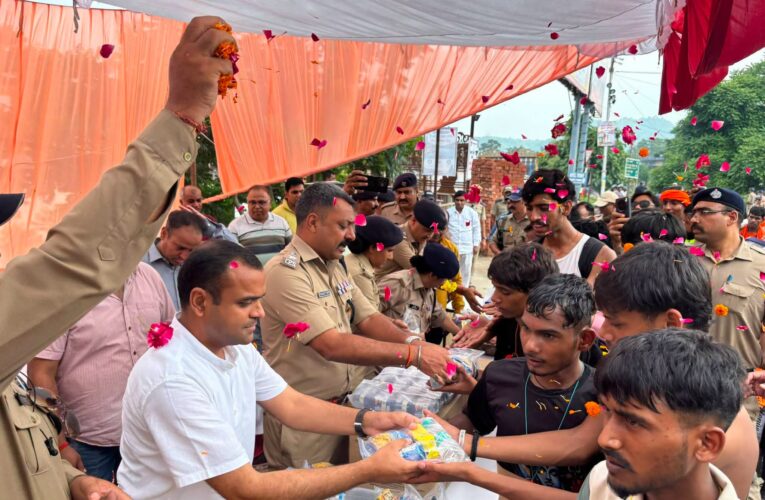 जिलाधिकारी मयूर दीक्षित एवं वरिष्ठ पुलिस अधीक्षक नवनीत सिंह भुल्लर ने शंकराचार्य चौक पर शिवभक्त कांवड़ियों का फूल-मालाओं से स्वागत कर फल एवं जूस वितरित किए, सेवाभाव के साथ शिवभक्तों को सभी आवश्यक सुविधाएं उपलब्ध कराने में जुटा है जिला प्रशासन