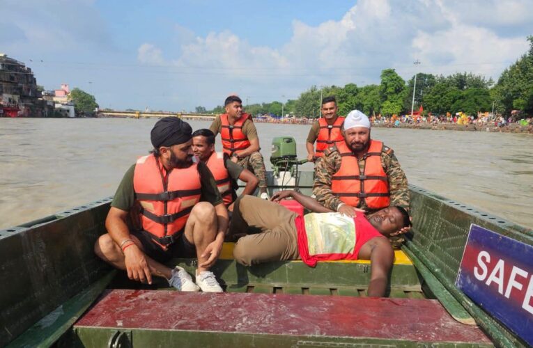 कांवड़ यात्रा में सुरक्षा का मजबूत प्रहरी बना बी.ई.जी. रुड़की, सेना के गोताखोर बचा रहे श्रद्धालुओं की जान, जिलाधिकारी मयूर दीक्षित के निर्देशन में आपदा राहत एवं बचाव व्यवस्था सुदृढ़, बी.ई.जी. रुड़की की दो टीमें 24 घंटे तैनात