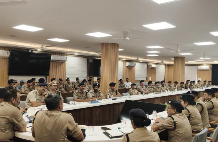 आईजी एसटीएफ निलेश आनंद भरणे एवं डीआईजी लॉ एंड ऑर्डर धीरेंद्र सिंह गुंज्याल पहुंचे हरिद्वार, प्रचलित कांवड़ मेला-2026 की सुरक्षा एवं व्यवस्थाओं का किया स्थलीय निरीक्षण पहुंचे पार्किंग बैरागी केम्प/ हरकी पैड़ी क्षेत्र, अधिनस्थों को दिए आवश्यक दिशा-निर्देश