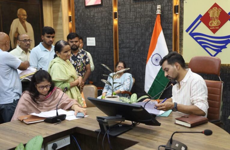 देहरादून: समाधान दिवस में डीएम ने 109 फरियादियों की सुनी समस्याएं, अधिकांश मामलों का मौके पर किया निस्तारण, नातिन के व्यवहार से आहत 75 वर्षीय बुजुर्ग दादी ने मांगी सुरक्षा, महिला सेल को कार्रवाई के निर्देश, डोईवाला-थानों मार्ग पर बस सेवा के अभाव पर डीएम सख्त, एसीईओ को किया तलब