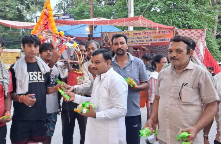 पूर्व मेयर गौरव गोयल ने बोट क्लब चौक पर कांवड़ियों का किया स्वागत, बांटें शीतल पेय