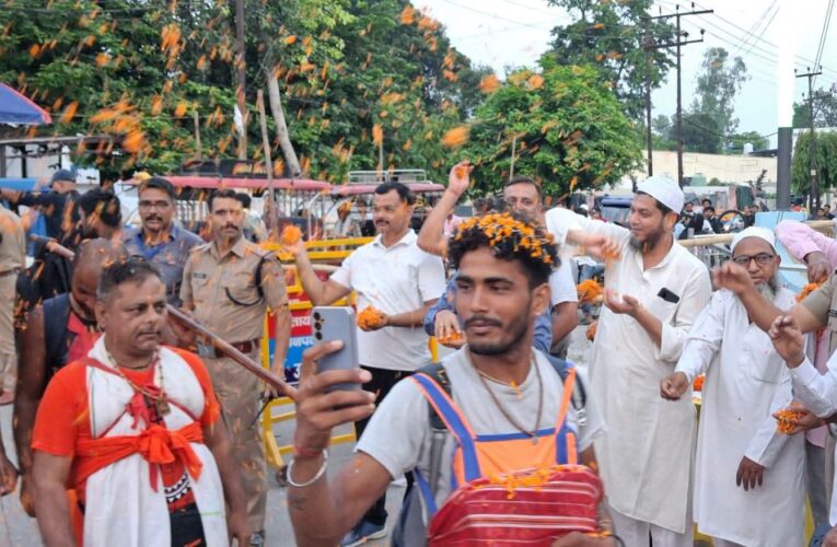 रुड़की में शिवभक्तों पर पुष्पवर्षा कर मुस्लिम समुदाय के लोगों ने किया अभिनंदन, ज्वाइंट मजिस्ट्रेट व एसपी देहात रहे मौजूद