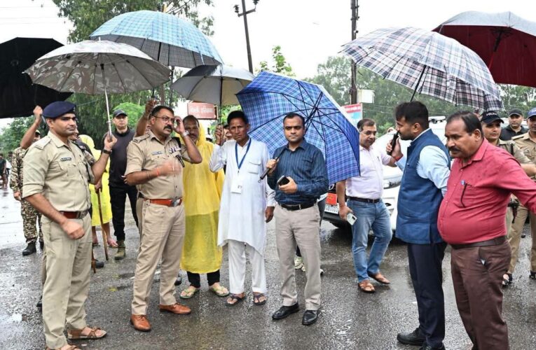 भारी वर्षा के बीच कांवड़ यात्रा व्यवस्थाओं का जायजा लेने नारसन बॉर्डर पहुंचे जिलाधिकारी मयूर दीक्षित एवं वरिष्ठ पुलिस अधीक्षक नवनीत सिंह भुल्लर, श्रद्धालुओं की सुरक्षा सर्वोच्च प्राथमिकता, प्रशासन की गाइडलाइन का पालन करने की अपील, 10 फीट चौड़ाई एवं 12 फीट ऊंचाई से अधिक मानकों के विपरीत कांवड़ एवं डीजे को नारसन बॉर्डर से लौटाया जा रहा है