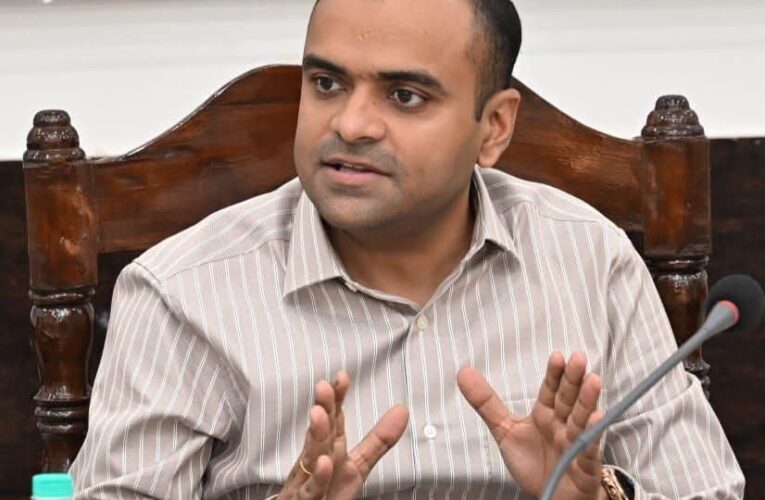 09 अगस्त से 17 अगस्त तक जनपद में उत्साहपूर्वक मनाया जाएगा “हर घर तिरंगा 2026” अभियान, जिलाधिकारी मयूर दीक्षित ने सभी विभागों को जनभागीदारी के साथ विभिन्न कार्यक्रम आयोजित कर अभियान को सफल बनाने के निर्देश दिए
