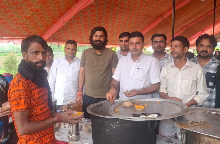 समाजसेवी श्रवण प्रधान की ओर से कांवड़ियों के लिए निशुल्क शिविर का आयोजन न्यू फ्रेंड्स कॉलोनी में किया, कहा-शिवभक्तों की सेवा करना सौभाग्य की बात, शिवभक्तों की सेवा करने से व्यक्ति को मिलती है सफलता: एडवोकेट अनुभव चौधरी
