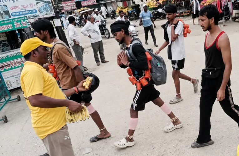 राष्ट्रीय बजरंग दल के ब्लॉक अध्यक्ष विनोद कश्यप ने शिवभक्तों को वितरित किए फल, कहा-कांवड़ यात्रा आस्था, श्रद्धा और सेवा का पर्व