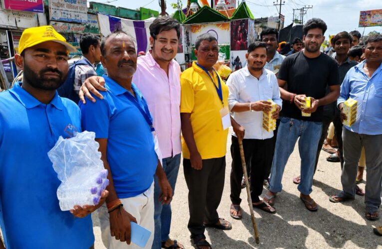 भगवानपुर: भाजपा नगर मंडल उपाध्यक्ष सुभाष खुराना, नगर मंडल कोषाध्यक्ष शिव शंकर ने शिवभक्तों की सेवा में जुटे, वितरित किया पेयजल व अन्य सामग्री, कहा-शिवभक्तों की सेवा करना ही सच्ची शिव भक्ति