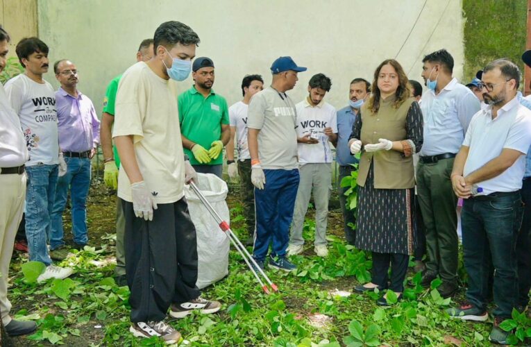 विशेष स्वच्छता अभियान में डीएम एवं सचिव विधिक सेवा प्राधिकरण ने किया प्रतिभाग, 100 से अधिक लोग बने इस अभियान का हिस्सा, स्वच्छ एवं सुंदर शहर के लिए जनसहभागिता जरूरीः डीएम डॉ0 आशीष चौहान