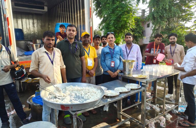 भगवानपुर: ठेकेदार संदीप कुमार प्रजापति और तनवीर आलम सिद्दीकी खेलपुर की ओर से शिवभक्तों की सेवा के लिए निशुल्क कांवड़ सेवा शिविर का आयोजन, शिविर में कांवड़ यात्रियों के लिए पेयजल, फल, भोजन एवं अन्य आवश्यक सुविधाओं की व्यवस्था की गई