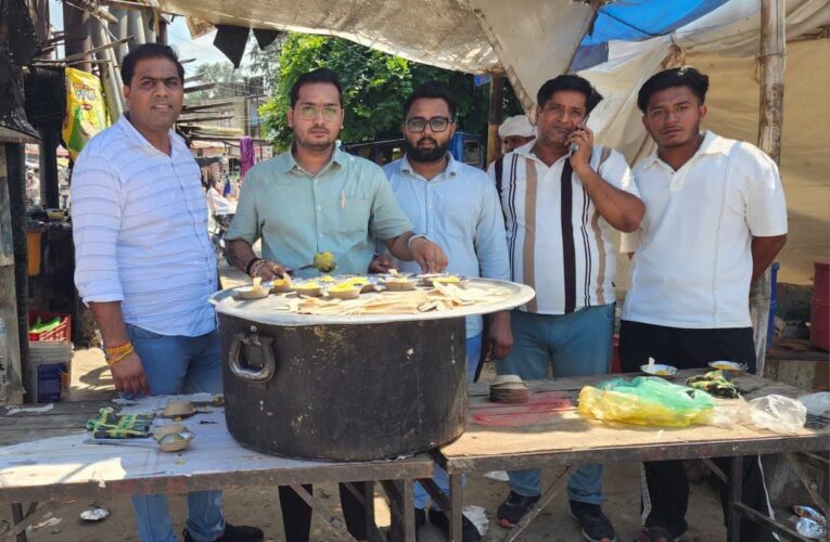भाजपा युवा मोर्चा भगवानपुर नगर मंडल अध्यक्ष प्रियांशु चौधरी ने शिवभक्तों को वितरित किया प्रसाद