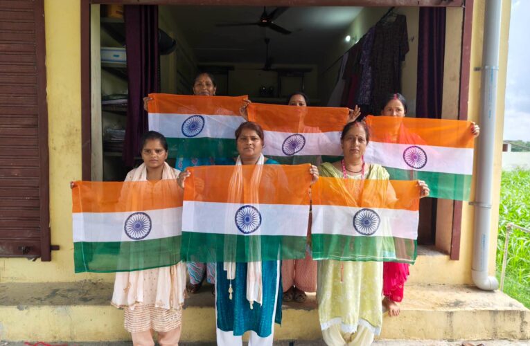 हर घर लहराएगा दून का हैंडमेड तिरंगा, समूह की महिलाओं द्वारा बनाया गया तिरंगा हर घर लहराएगा, ‘वोकल फॉर लोकल’ को नई उड़ान: सहसपुर की महिलाओं का हैंडमेड तिरंगा बनेगा ‘हर घर तिरंगा’ अभियान की शान