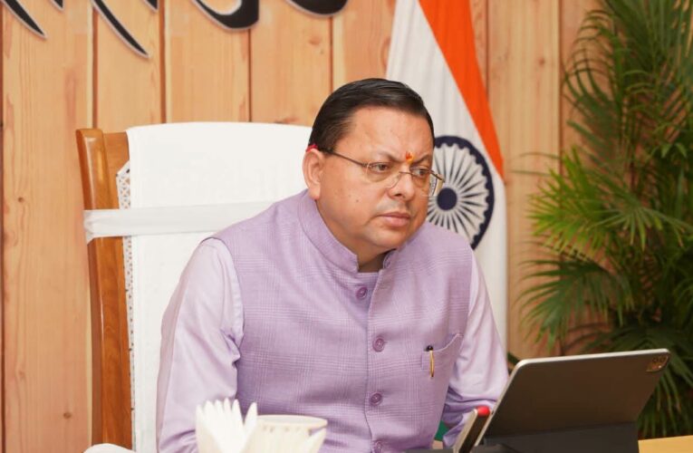 मुख्यमंत्री पुष्कर सिंह धामी ने समस्त जिलाधिकारियों के साथ की वर्चुअल बैठक, 15 अक्टूबर तक किसी भी स्थिति में प्रदेश की सभी सड़कों को किया जाए गड्ढामुक्त