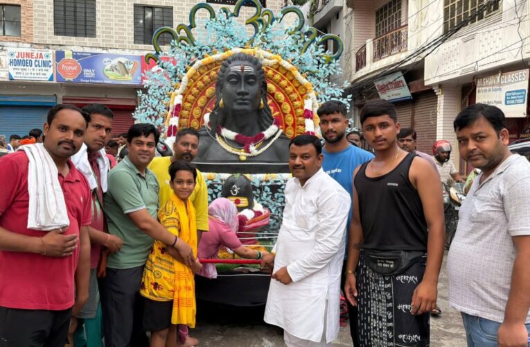 श्रीराधा कृष्ण मंदिर से विशाल भव्य कांवड़ यात्रा का फीता काट पूर्व मेयर गौरव गोयल ने किया रवाना, कल महाशिवरात्रि पर्व पर किया जाएगा जलाभिषेक