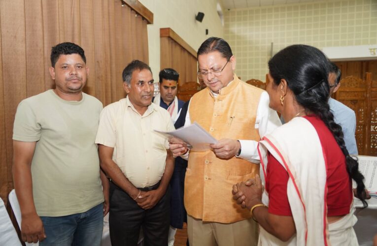 मुख्यमंत्री पुष्कर सिंह धामी ने प्रदेश के विभिन्न क्षेत्रों से आए लोगों की समस्याएं सुनीं, जनसमस्याओं के समाधान के लिए अधिकारियों को दिए त्वरित कार्यवाही के निर्देश