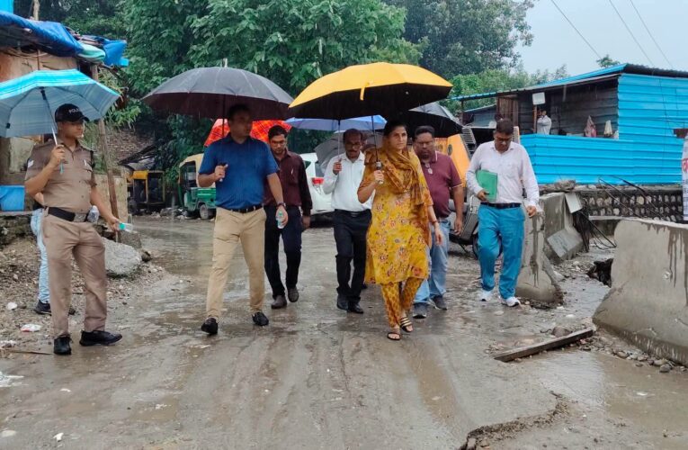 कांवड़ मेला संपन्न होते ही कुंभ की तैयारियों को युद्ध स्तर पर आगे बढ़ाने में जुटा मेला प्रशासन, बारिश के बीच मेलाधिकारी ने अनेक क्षेत्रों का पैदल भ्रमण कर तैयारियों का लिया जायजा