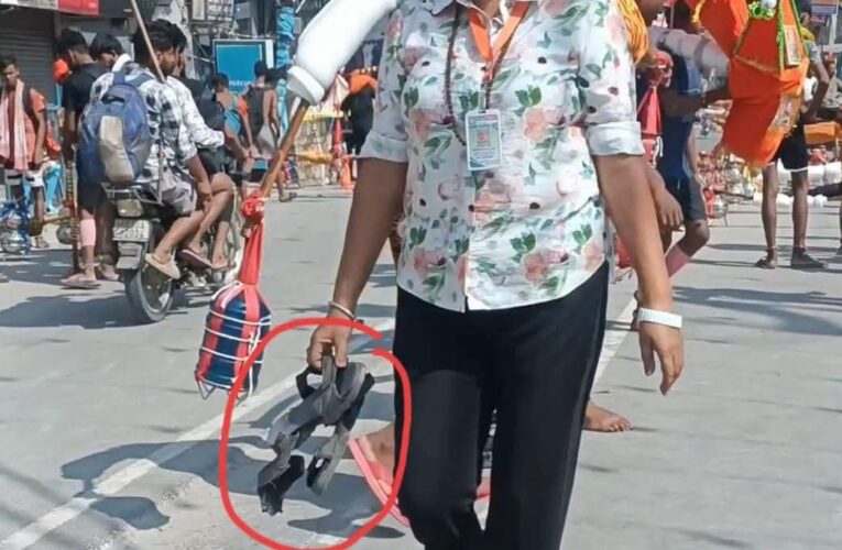 एक शिवभक्त ऐसी भी चप्पलें उठाने वाले हाथों में दिखा इंसानियत का सबसे बड़ा धर्म, शिवभक्तों की राह साफ करने सड़क पर उतरीं क्रांतिकारी शालू सैनी