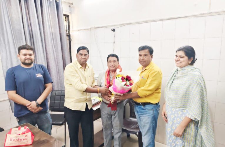 फार्मेसी अधिकारी आत्माराम राजपत्रित मुख्य फार्मेसी अधिकारी बनने पर सम्मानित किया गया, राजकीय फार्मेसी अधिकारी संघ के अध्यक्ष एवं फार्मेसी अधिकारी ब्रिजेश कुमार ने पुष्पगुच्छ, पटका पहनाकर मिठाई खिलाकर दी शुभकामनाएं