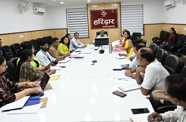 मातृ मृत्यु रोकथाम को लेकर जिलाधिकारी की अध्यक्षता में समीक्षा बैठक, अधिकारियों को दिए आवश्यक निर्देश, डेंगू सीजन को लेकर स्वास्थ्य विभाग को सतर्क रहने के दिए निर्देश तथा प्रतिदिन करें क्षेत्रीय सर्वे