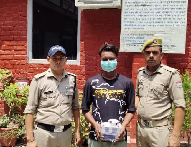 हरिद्वार: नगर कोतवाली पुलिस ने नशे के खिलाफ अभियान के तहत एक आरोपी को 12.06 ग्राम स्मैक के साथ गिरफ्तार किया, आरोपी के कब्जे से स्मैक के अलावा इलेक्ट्रॉनिक तराजू और मोबाइल फोन भी बरामद
