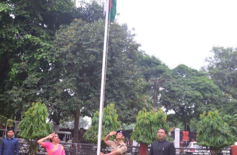 कुंभ मेला कार्यालय में स्वतंत्रता दिवस हर्षोल्लास के साथ मनाया गया, कुंभ मेले को सुरक्षित एवं सुव्यवस्थित संपन्न कराने का संकल्प दोहराया