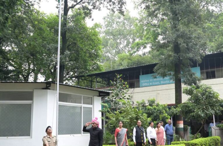 स्वतंत्रता दिवस पर जिलाधिकारी डॉ0 आशीष चौहान ने कलेक्ट्रेट परिसर में किया ध्वजारोहण, स्वतंत्रता हमें बहुत बड़ी कुर्बानियों के बाद मिली है, इसकी रक्षा करना हम सभी की जिम्मेदारीः डीएम