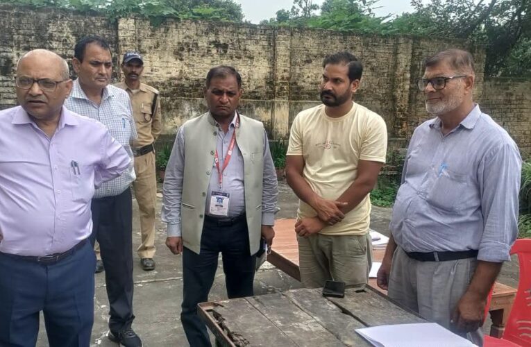 हरिद्वार: एसआईआर कार्य के तीसरे चरण में दावों एवं आपत्तियों की प्रक्रिया का आयुक्त गढ़वाल मण्डल ने लिया जायजा, आयुक्त गढ़वाल मण्डल आनन्द स्वरूप ने पन्नालाल भल्ला म्युनिसिपल इंटर कॉलेज एवं श्री मुनि मंडल संस्कृत महाविद्यालय, कनखल के बूथों का निरीक्षण कर व्यवस्थाओं का जायजा लिया