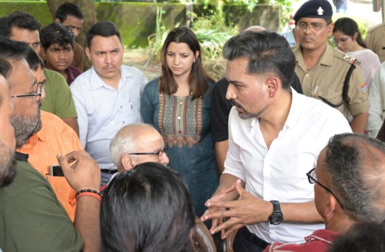 सीमाद्वार में जलभराव पर डीएम सख्त, नगर निगम को 24 घंटे में सफाई और डिवाटरिंग के निर्देश, जलनिकासी कार्यो की होगी नियमित मॉनिटरिंग, पटवारी को सीमाद्वार में ही किया स्टेशन