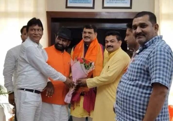शिष्टाचार भेंट कर ओ.बी.सी मोर्चा भाजपा राष्ट्रीय अध्यक्ष अमर पाल मौर्य को दी शुभकामनाएं