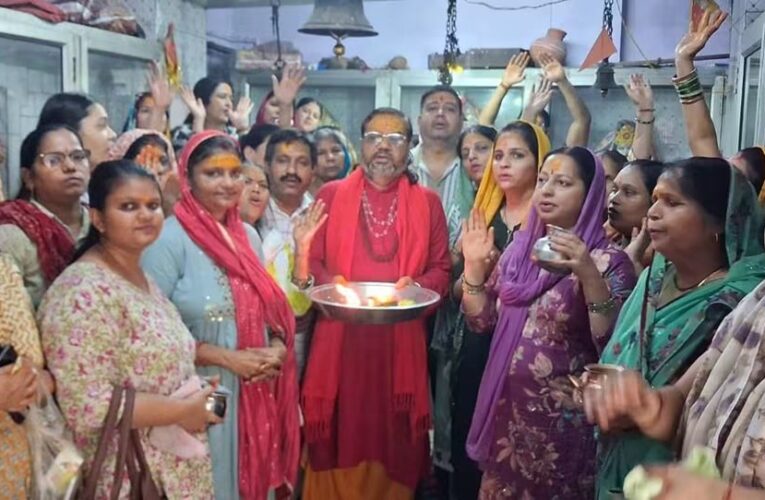 राष्ट्र कल्याण एवं विश्व शांति के लिए विशेष रुद्राभिषेक कर आचार्य रमेश सेमवाल जी महाराज ने की जनकल्याण की कामना, बड़ी संख्या में भक्तजन रहे मौजूद
