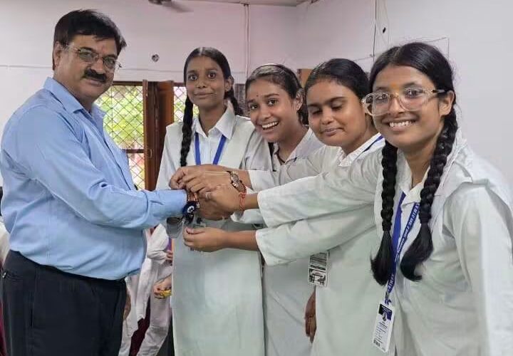 सरस्वती विद्या मन्दिर इण्टर कॉलेज सेक्टर-2 बीएचईएल में रक्षाबंधन पर राखी मेकिंग प्रतियोगिता एवं स्नेह मिलन कार्यक्रम आयोजित