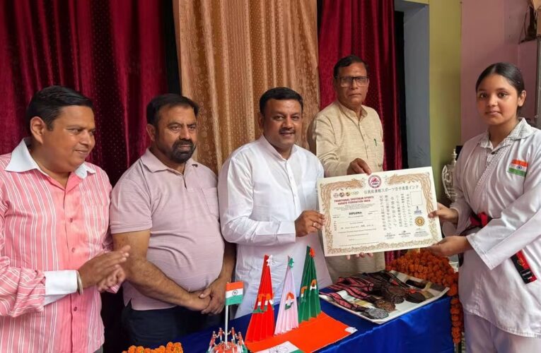 जूडो कराटे प्रतियोगिता में पदक जीतने वाले बच्चों का पूर्व मेयर गौरव गोयल ने किया सम्मान, उज्जवल भविष्य की कामना कर आगे बढ़ने के लिए किया प्रेरित